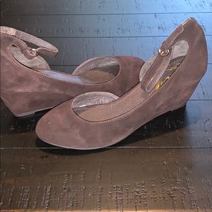 EUC  Envy Wedge Shoes - dark brown - size 8.5
